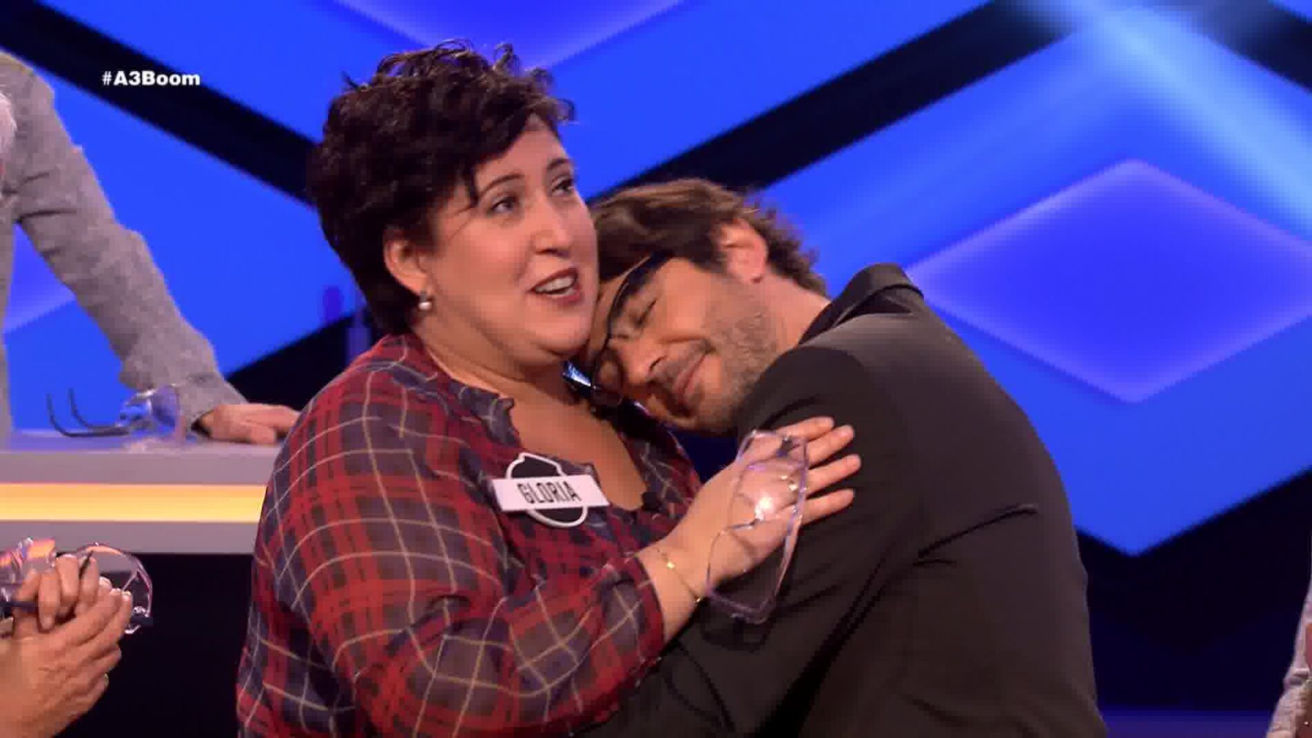 El sensual baile de Juanra Bonet con una de las 'Extremis'