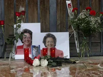 Flores y velas en homenaje a Rita Barberá Flores y velas en homenaje a Rita Barberá