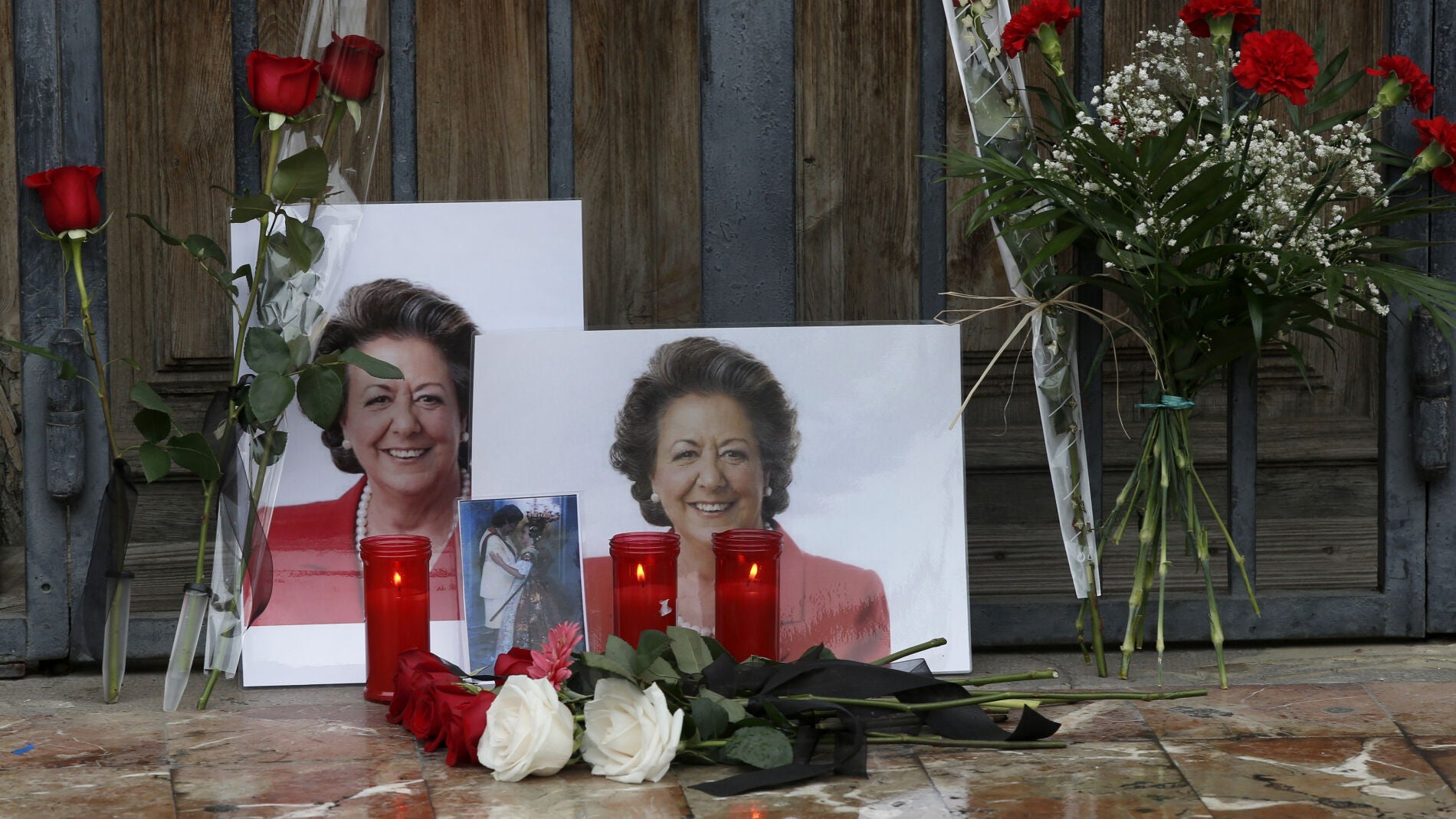 Flores y velas en homenaje a Rita Barber&aacute;