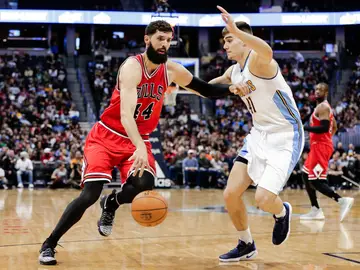 Nikola Mirotic conduce el balón ante Juancho Hernangómez Nikola Mirotic conduce el balón ante Juancho Hernangómez
