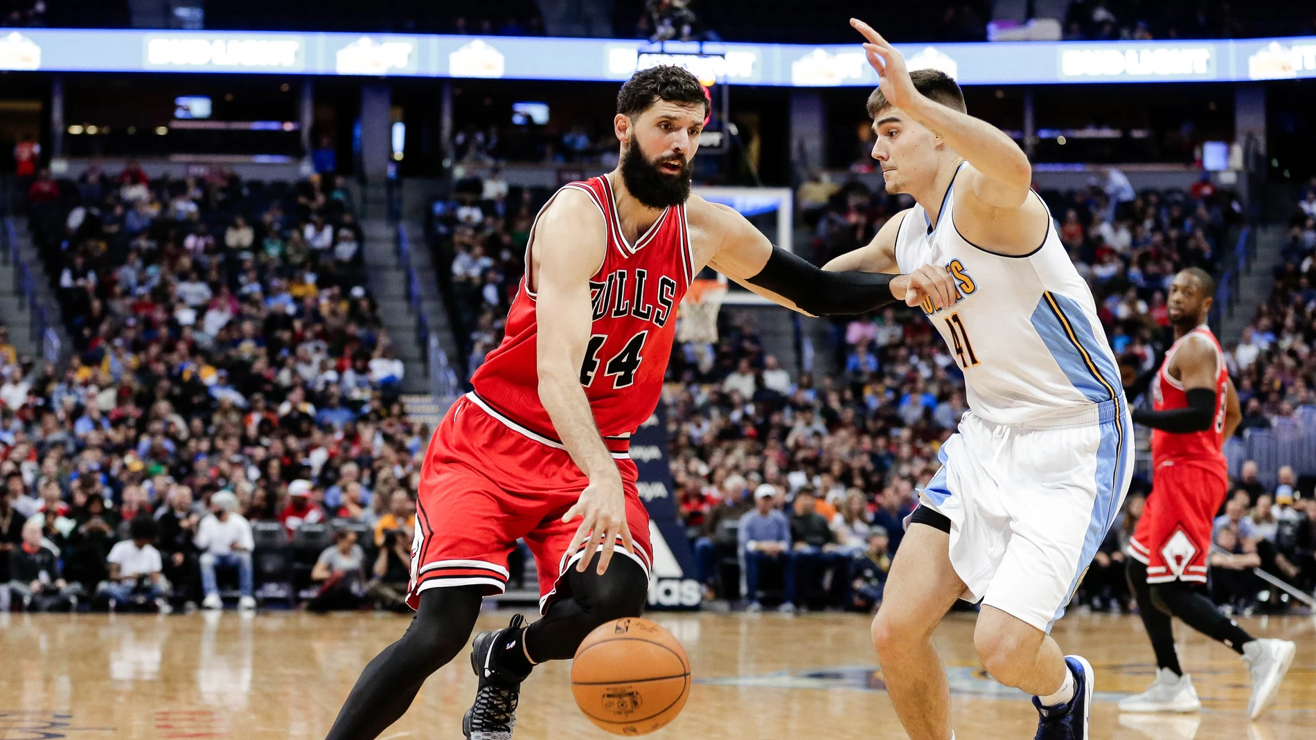 Nikola Mirotic conduce el balón ante Juancho Hernangómez Nikola Mirotic conduce el balón ante Juancho Hernangómez