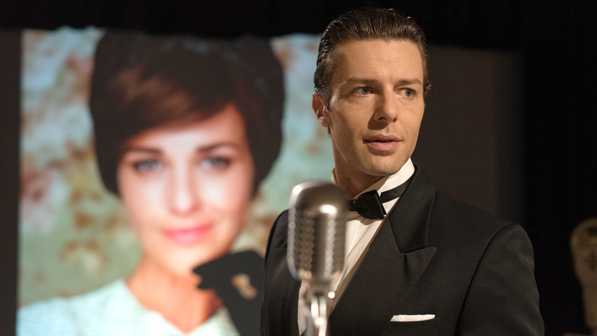 Mateo invita a Clara a pasar una noche inolvidable