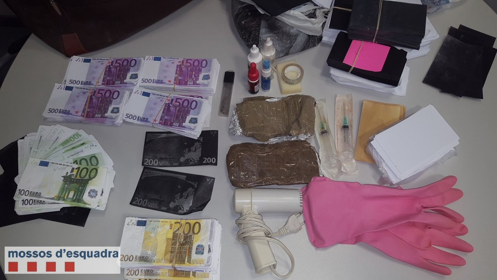 Billetes falsos encontrados en el piso