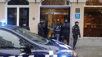 Agentes de la Policía, a las puertas del hotel donde se alojaba Barberá Agentes de la Policía, a las puertas del hotel donde se alojaba Barberá