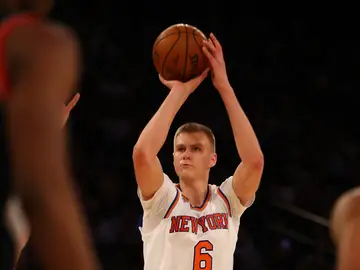 Porzingis tira a canasta con los Knicks Porzingis tira a canasta con los Knicks