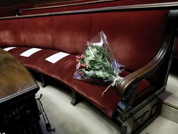 Un ramo de rosas colocado en la bancada del grupo popular del Ayuntamiento de Valencia por la muerte de Rita Barberá Un ramo de rosas colocado en la bancada del grupo popular del Ayuntamiento de Valencia por la muerte de Rita Barberá