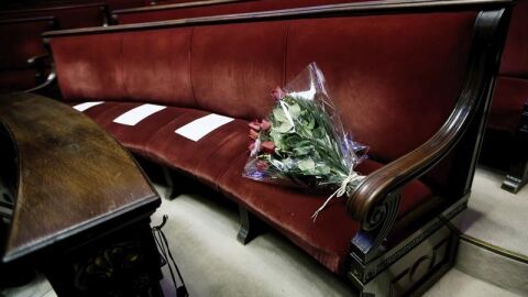 Un ramo de rosas colocado en la bancada del grupo popular del Ayuntamiento de Valencia por la muerte de Rita Barber&aacute;