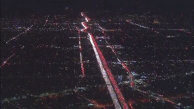 Una multitud de coches atascados en la celebración de Acción de Gracias deja un espectacular juego de luces en Los Ángeles