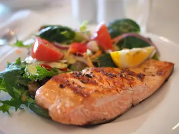 Un plato de salmón saludable Un plato de salmón saludable