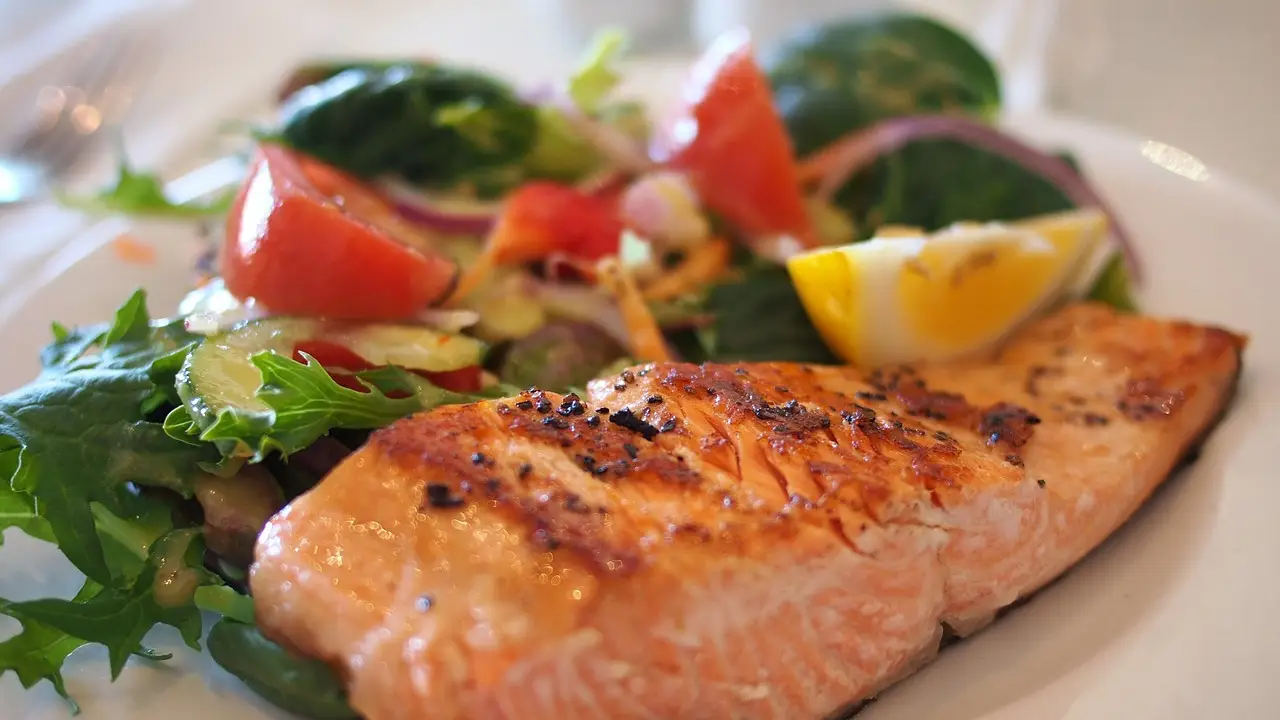Un plato de salmón saludable Un plato de salmón saludable