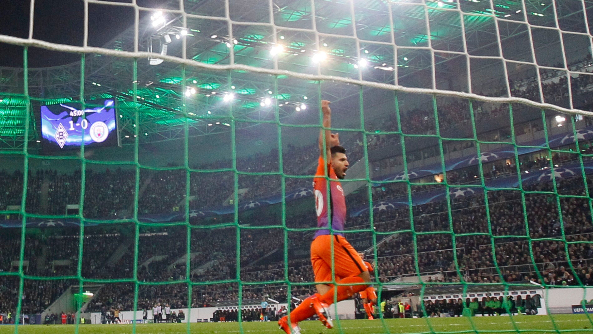 Ag&uuml;ero celebra el gol de Silva ante el M'Gladbach