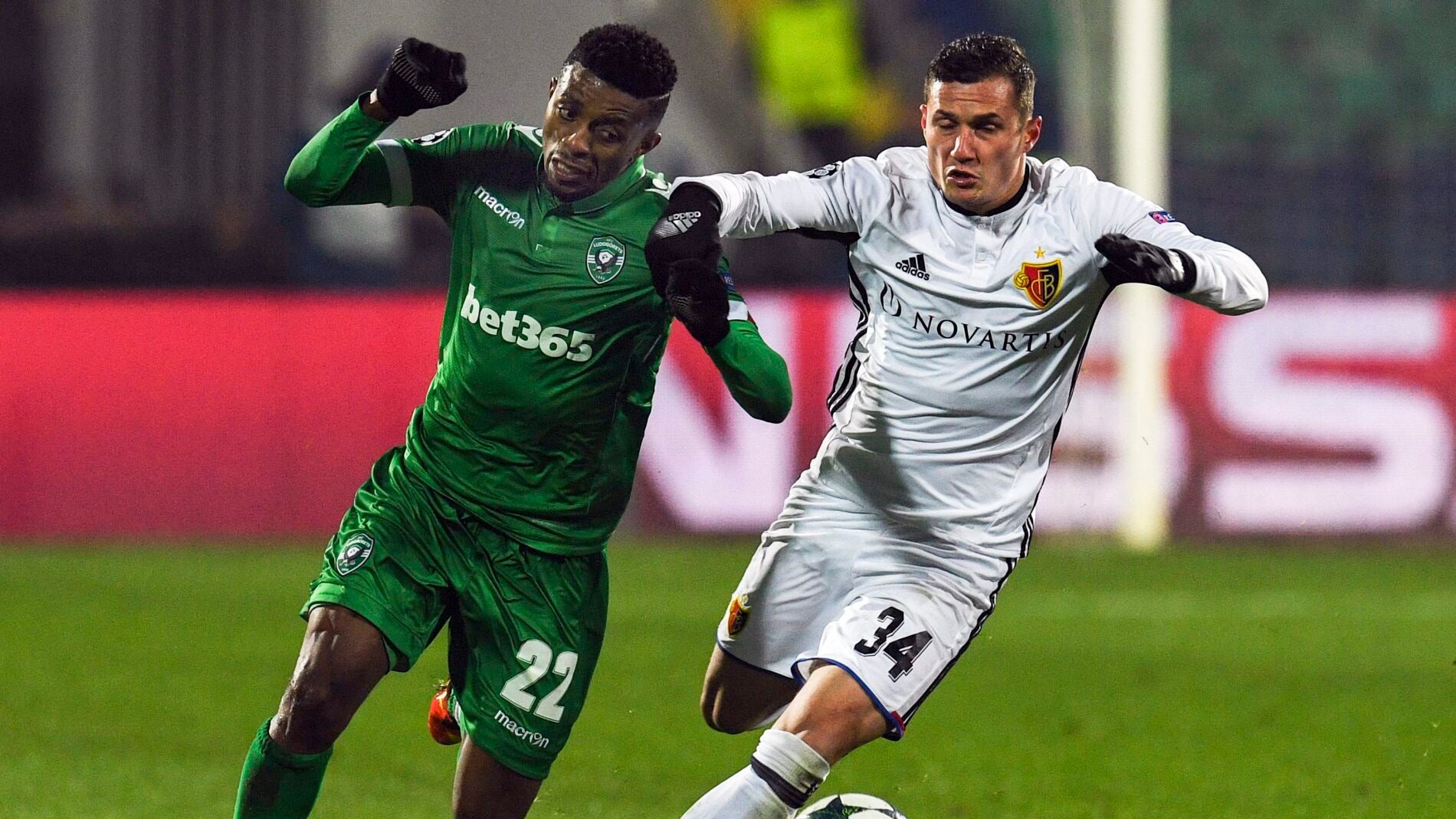 Jonathan Cafu y Taulant Xhaka disputando un bal&oacute;n