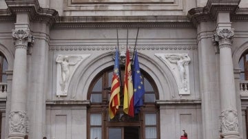 Banderas a media asta en la fachada del Ayuntamiento de Valencia en señal de duelo por la muerte de Rita Barberá