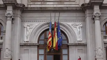 Banderas a media asta en la fachada del Ayuntamiento de Valencia en señal de duelo por la muerte de Rita Barberá Banderas a media asta en la fachada del Ayuntamiento de Valencia en señal de duelo por la muerte de Rita Barberá