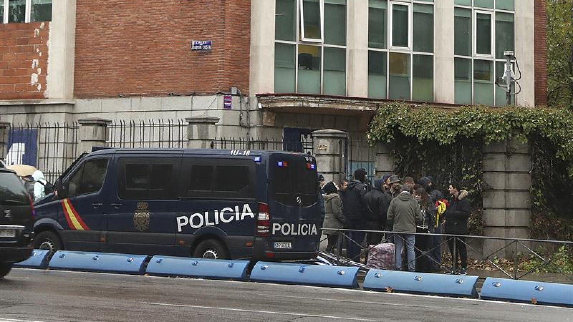 Furg&oacute;n policial frente al antiguo edificio del NO-DO