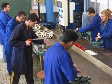 Un grupo de jóvenes trabajando Un grupo de jóvenes trabajando