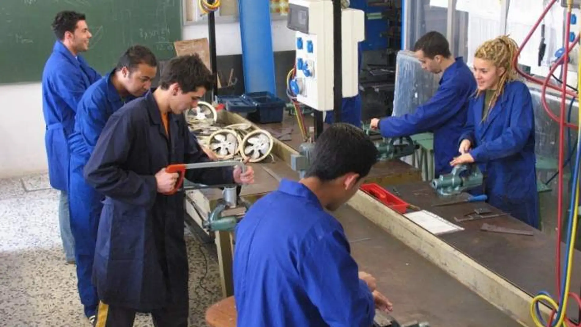 Un grupo de jóvenes trabajando Un grupo de jóvenes trabajando