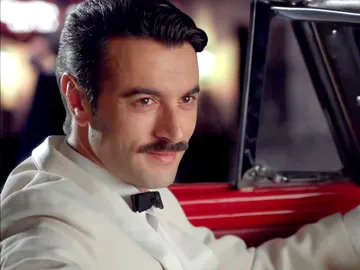 Mateo invita a Clara a pasar una noche inolvidable Mateo invita a Clara a pasar una noche inolvidable