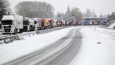 Las primeras nevadas de la temporada producen problemas en los principales puertos de montaña de la Península