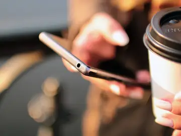 Una mujer usando el teléfono móvil Una mujer usando el teléfono móvil
