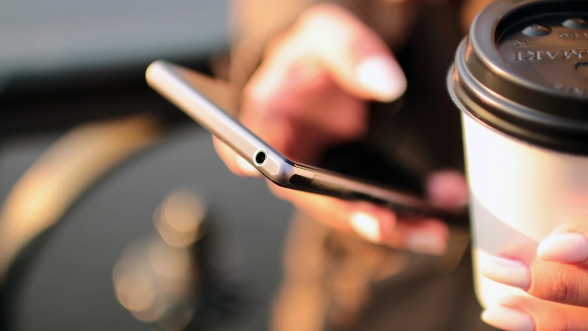 Una mujer usando el teléfono móvil Una mujer usando el teléfono móvil