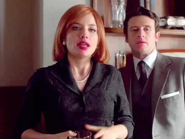 El abogado de los Alcocer sorprende a Patricia y a Enrique besándose El abogado de los Alcocer sorprende a Patricia y a Enrique besándose
