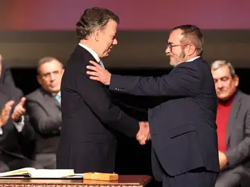 Juan Manuel Santos y el líder de las FARC, 'Timochenko' Juan Manuel Santos y el líder de las FARC, 'Timochenko'
