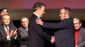 Juan Manuel Santos y el líder de las FARC, 'Timochenko'