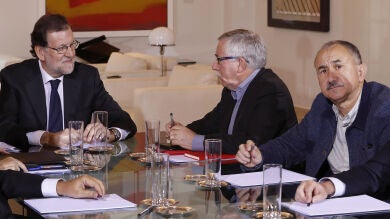 El Gobierno transmite a UGT y CCOO que no derogará la reforma laboral 