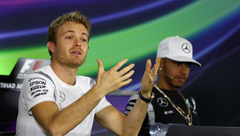 Nico Rosberg, junto a Lewis Hamilton en la rueda de prensa