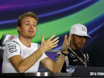 Nico Rosberg, junto a Lewis Hamilton en la rueda de prensa