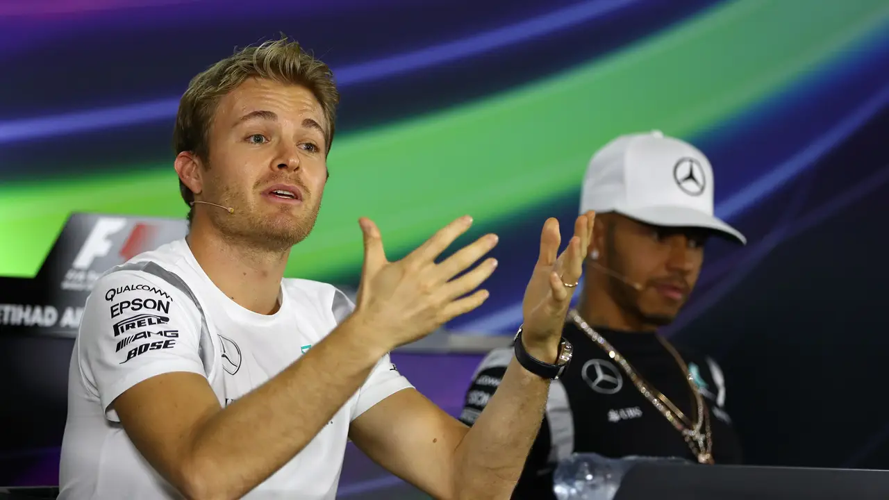 Nico Rosberg, junto a Lewis Hamilton en la rueda de prensa