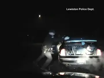 Frame 2.50951 de: Un policía descubre a un delincuente escondido en el maletero de un coche Frame 2.50951 de: Un policía descubre a un delincuente escondido en el maletero de un coche