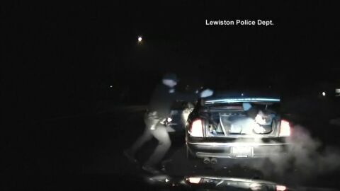 Frame 2.50951 de: Un polic&iacute;a descubre a un delincuente escondido en el maletero de un coche