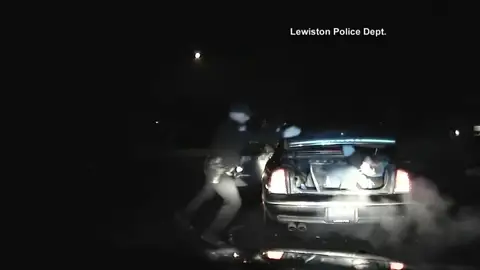 Frame 2.50951 de: Un policía descubre a un delincuente escondido en el maletero de un coche Frame 2.50951 de: Un policía descubre a un delincuente escondido en el maletero de un coche