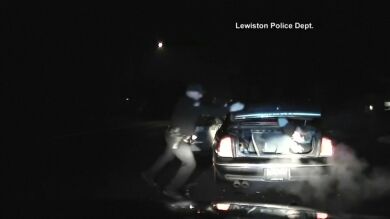 Un policía descubre a un delincuente escondido en el maletero de un coche