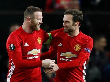 Mata celebrando un gol con Rooney