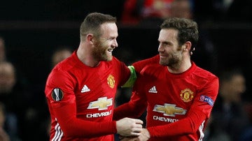 Mata celebrando un gol con Rooney