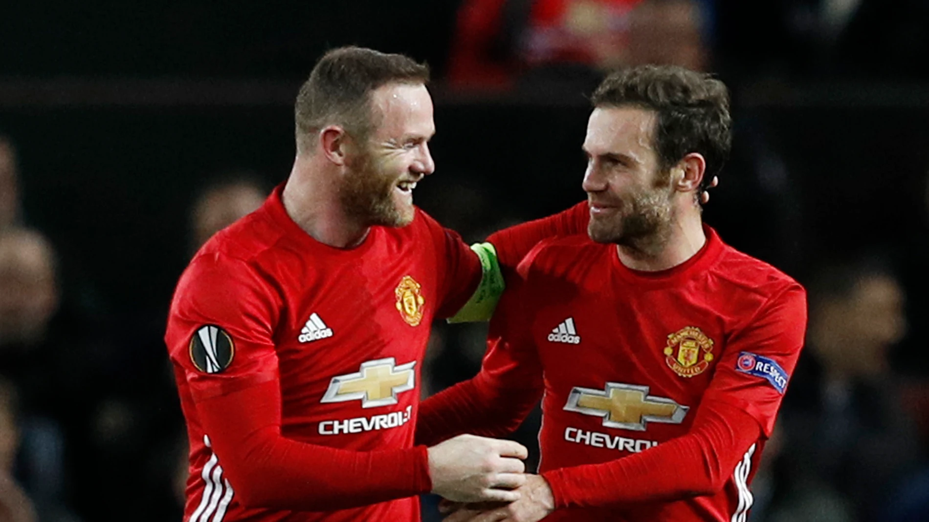 Mata celebrando un gol con Rooney Mata celebrando un gol con Rooney