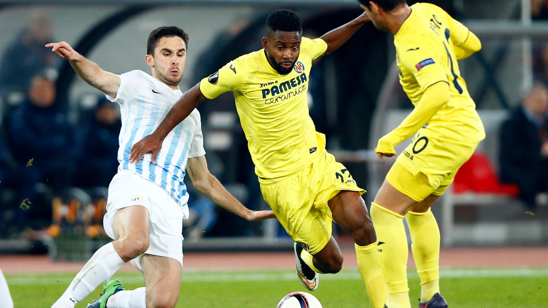 Bakambu intenta avanzar ante la presi&oacute;n rival
