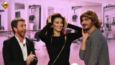 Penélope Cruz transforma a Chino Darín en toda una mujer sexy