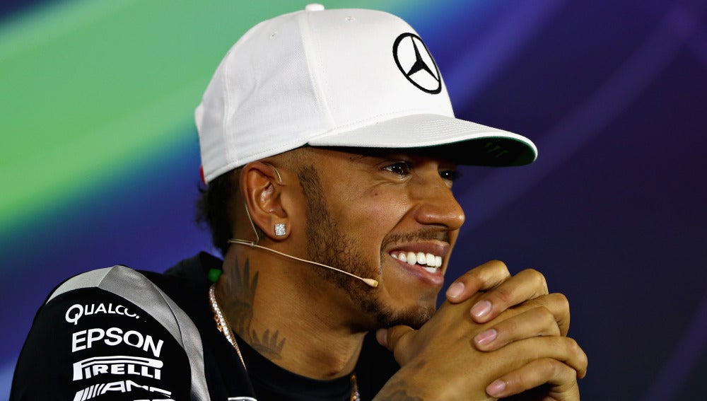 Lewis Hamilton, sonriente durante la rueda de prensa
