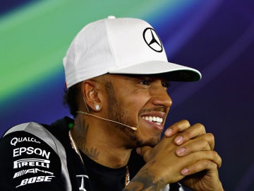 Lewis Hamilton, sonriente durante la rueda de prensa