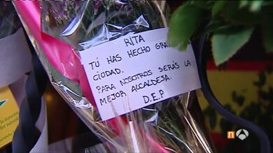 El portal del edificio en el que vivía Rita Barberá y el Ayuntamiento de Valencia, lugares en los que se homenajea a la exalcaldesa