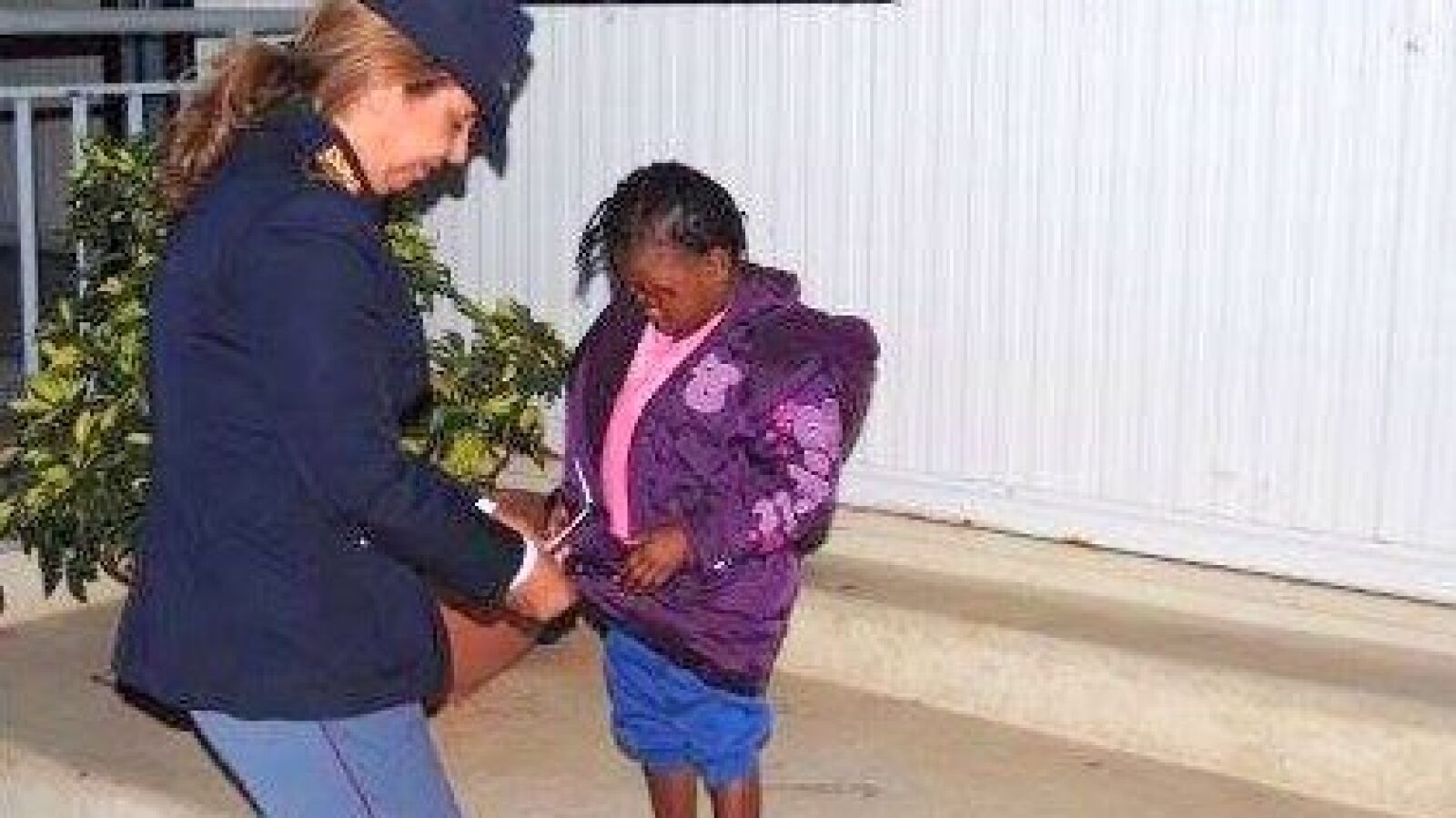Una niña de cuatro años de Costa de Marfil llega sola a Italia y logra reencontrarse con su madre