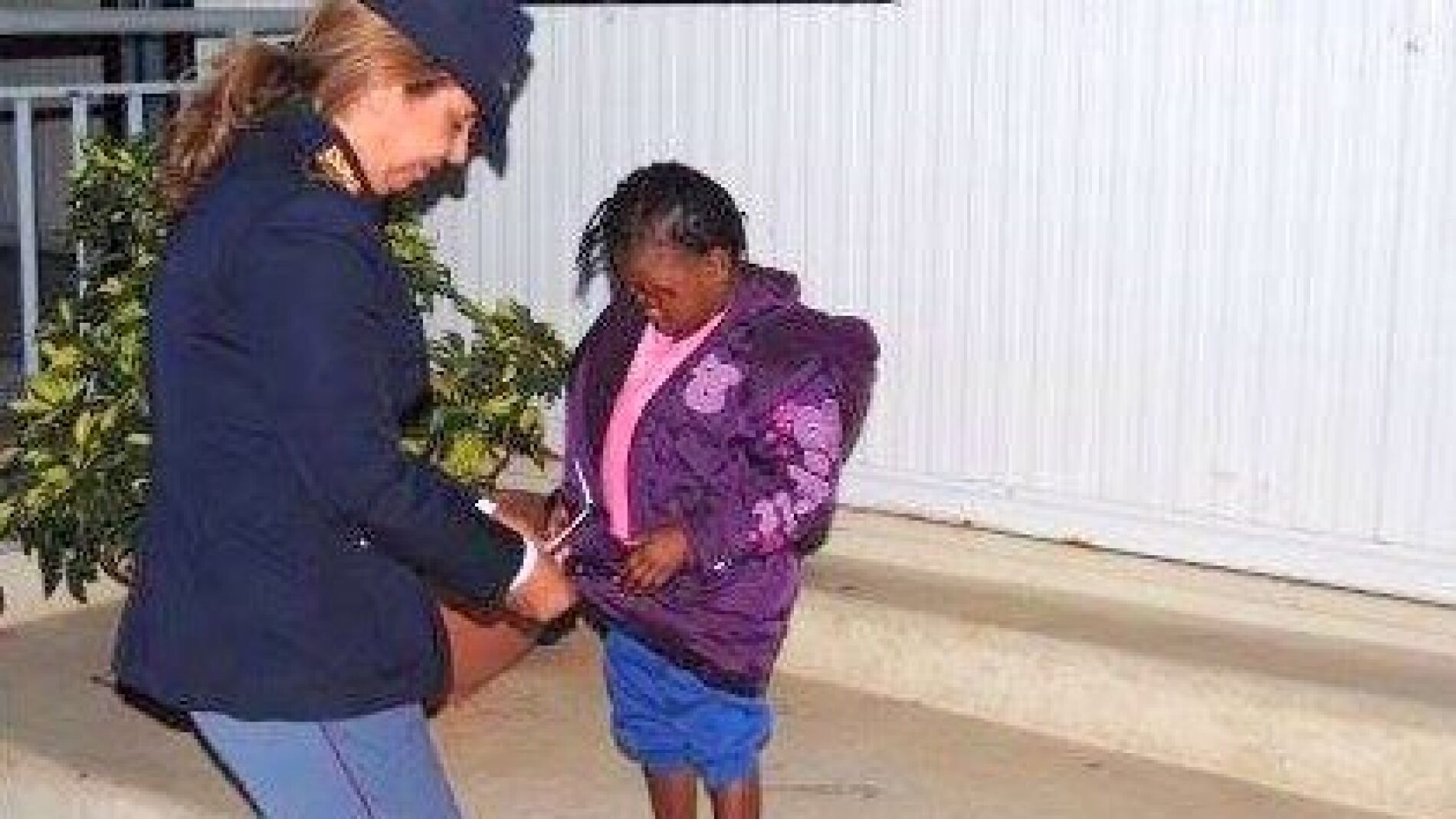La peque&ntilde;a Oumoh con una polic&iacute;a