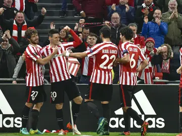 Los jugadores del Athletic celebran el gol de Aduriz contra el Sassuolo Los jugadores del Athletic celebran el gol de Aduriz contra el Sassuolo