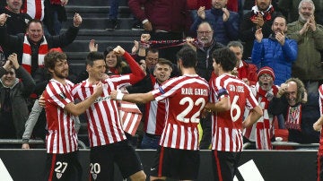 Los jugadores del Athletic celebran el gol de Aduriz contra el Sassuolo