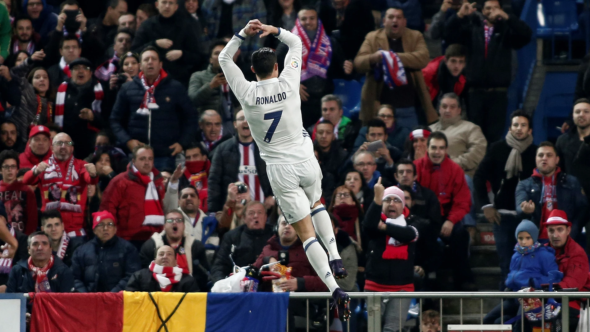 La Liga denuncia cánticos en el derbi: "Písalo, pisalo", "madridistas hijos de puta" y otros violentos La Liga denuncia cánticos en el derbi: "Písalo, pisalo", "madridistas hijos de puta" y otros violentos