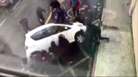 Frame 44.640306 de: Violentos enfrentamientos entre la polic&iacute;a vasca y estudiantes